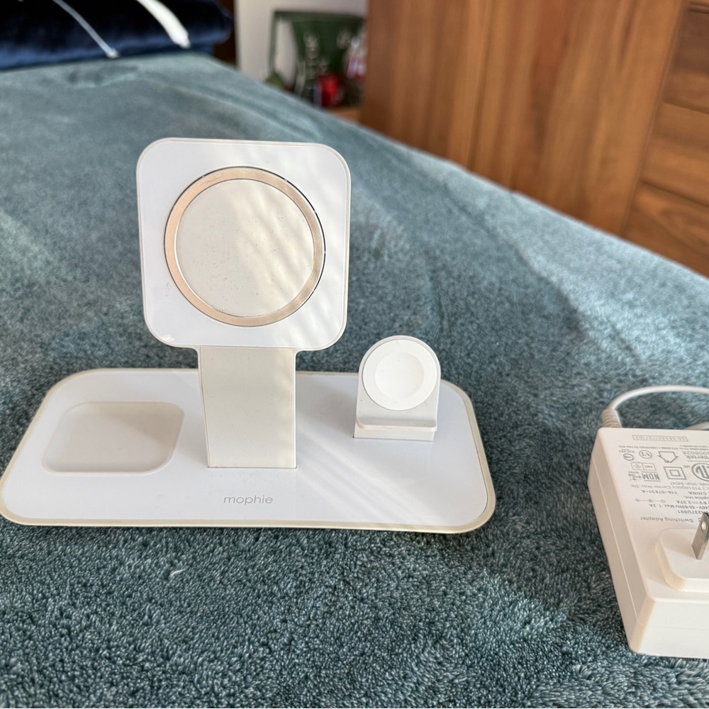 3-in-1‎ wireless stand for MagSafe Charger Used - Picture 3 of 7